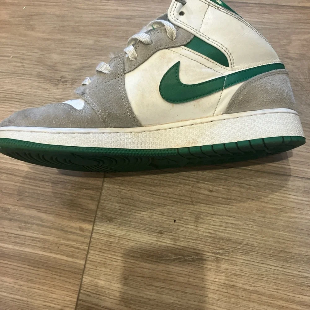 NIKE AIR JORDAN 1 MID SE GREY PINE GREEN SNEAKERS SIZE 7Y - Picture 2 of 7